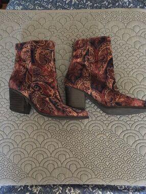 Musse and Cloud Boots, Velvet Like Paisley Pattern, Size 41, Barely Worn